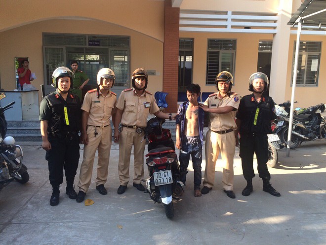 CSGT TP.HCM truy bắt, khống chế nam thanh niên xăm trổ trộm tài sản trên phố - Ảnh 1.