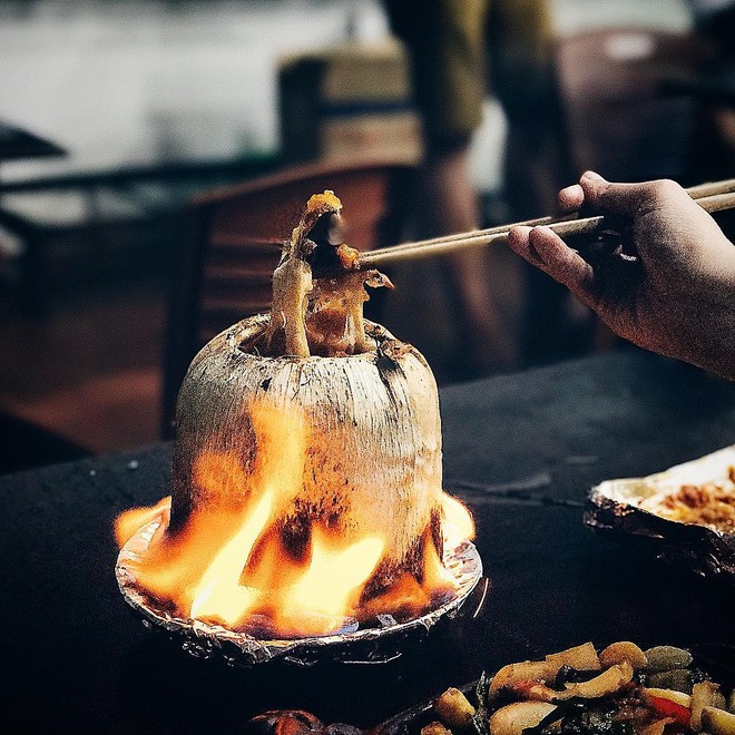 Những món vừa ăn vừa phải đốt lửa phừng phừng mới ngon, có món đã từng rất hot tại Việt Nam Dua-hoa-diem-son-macka7-1521256581791222092874