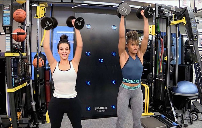 Tập ngay 4 động t&aacute;c sau để c&oacute; bụng phẳng lỳ như Kim Kardashian - Ảnh 7.