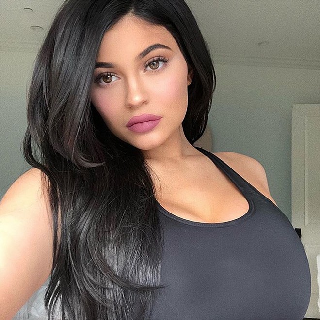 Quảng cáo son môi nhưng vòng 1 hoành tráng của Kylie Jenner mới là tâm điểm chú ý - Ảnh 1.