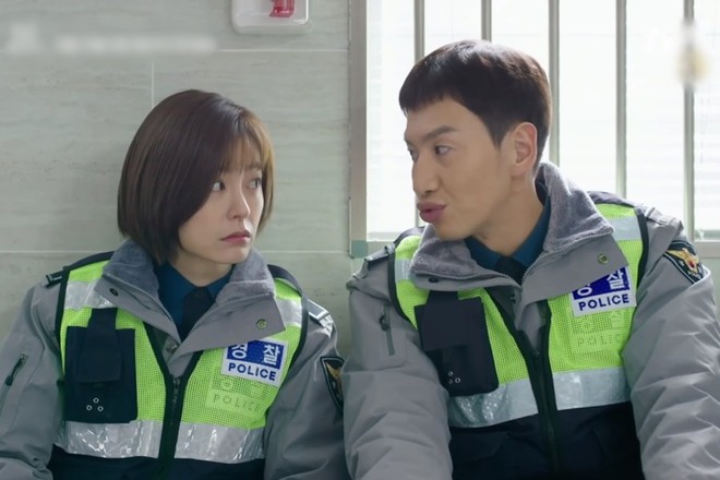 Live của Lee Kwang Soo: Câu chuyện cảnh sát dí dỏm mà cũng đầy sâu cay - Ảnh 4.