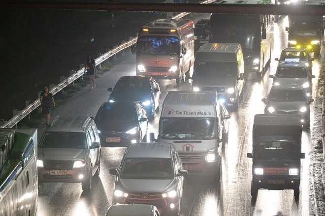 4 vụ tai nạn liên tiếp gây ùn tắc suốt 7 tiếng trên cao tốc Pháp Vân, đến nửa đêm nhiều người vẫn than trời vì không thể nhúc nhích - Ảnh 8.