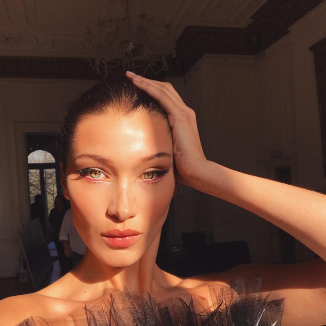 Nổi tiếng xinh đẹp như Bella Hadid cũng phải khốn khổ vì cặp lông mày - Ảnh 1.