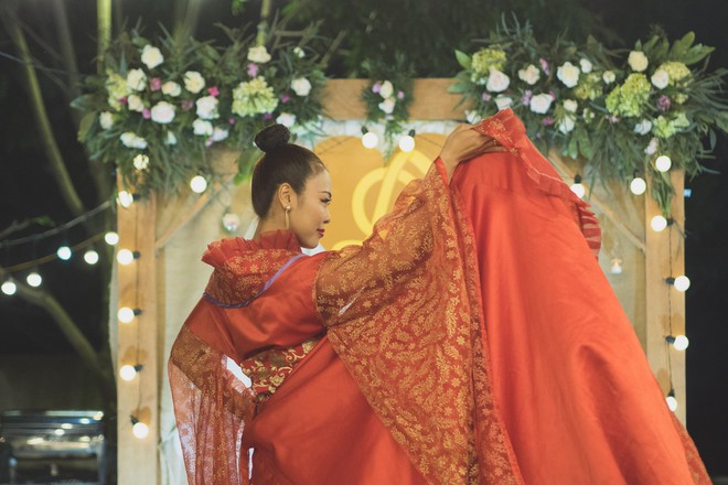 Đ&aacute;m cưới phong c&aacute;ch lẩu thập cẩm: C&ocirc; d&acirc;u h&oacute;a V&otilde; Tắc Thi&ecirc;n, ch&uacute; rể cosplay thần Hy Lạp - Ảnh 13.