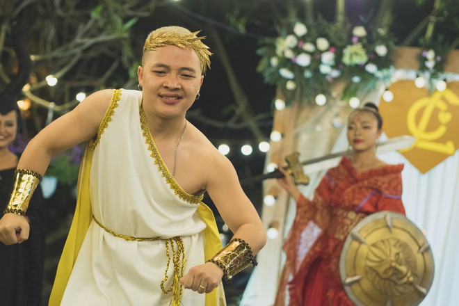 Đ&aacute;m cưới phong c&aacute;ch lẩu thập cẩm: C&ocirc; d&acirc;u h&oacute;a V&otilde; Tắc Thi&ecirc;n, ch&uacute; rể cosplay thần Hy Lạp - Ảnh 5.