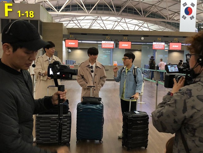 Ngộ Kh&ocirc;ng Lee Seung Gi, Yook Sung Jae v&agrave; d&agrave;n nghệ sĩ si&ecirc;u hot đ&atilde; ra s&acirc;n bay H&agrave;n, chuẩn bị đổ bộ Việt Nam v&agrave;o tối nay - Ảnh 27.