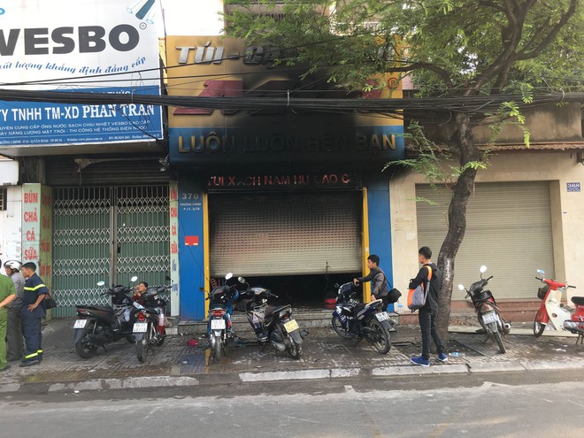 TP.HCM: Hỏa hoạn bất ngờ tại tiệm t&uacute;i x&aacute;ch l&uacute;c rạng s&aacute;ng, 3 người mắc kẹt chạy l&ecirc;n tầng cao k&ecirc;u cứu - Ảnh 1.