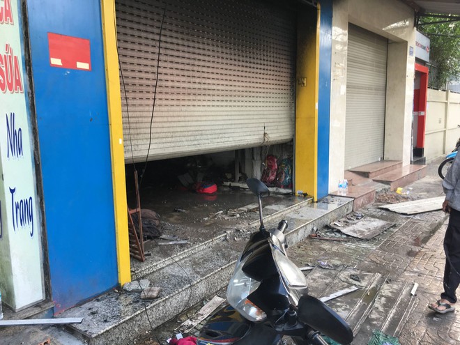 TP.HCM: Hỏa hoạn bất ngờ tại tiệm t&uacute;i x&aacute;ch l&uacute;c rạng s&aacute;ng, 3 người mắc kẹt chạy l&ecirc;n tầng cao k&ecirc;u cứu - Ảnh 2.