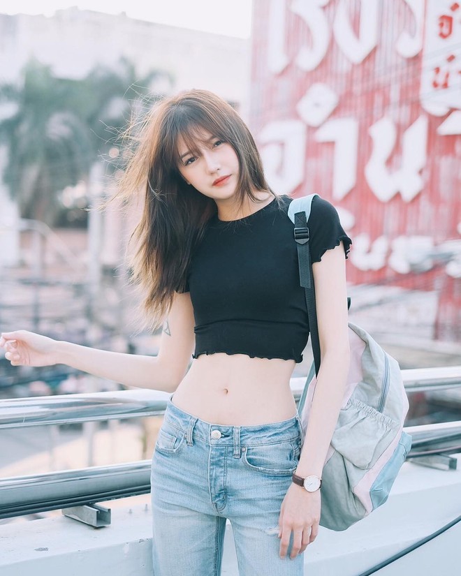 Hơn cả nhan sắc, vòng eo con kiến mới là thứ khiến dân tình trầm trồ về hot girl Thái Lan - Ảnh 1.