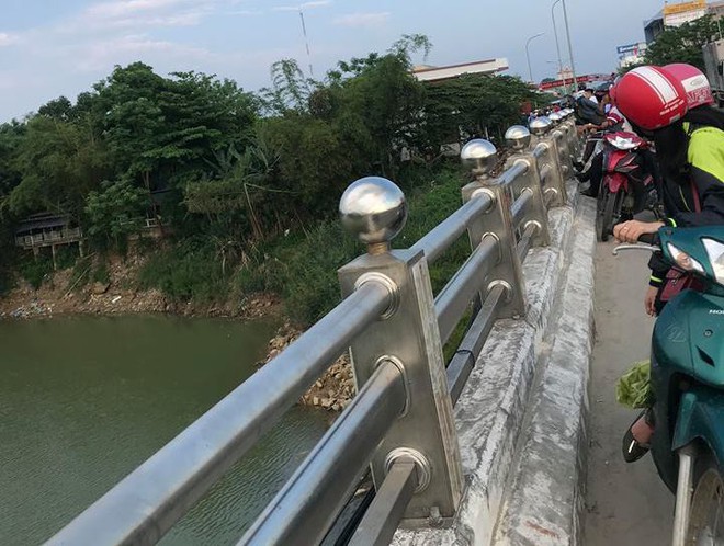 Đi bộ lên cầu, người phụ nữ nhảy xuống sông Yên tự tử trước sự ngỡ ngàng của nhiều người - Ảnh 1.