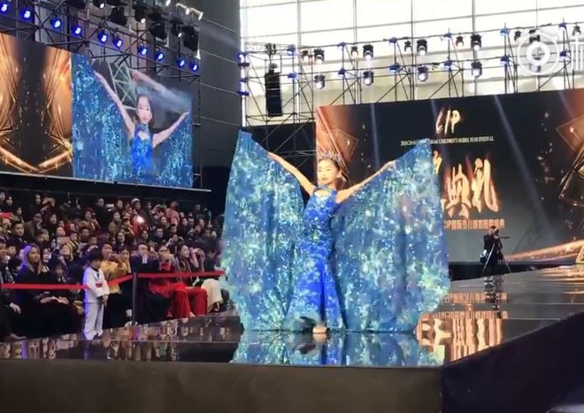 Thần th&aacute;i v&agrave; kh&iacute; chất kh&oacute; tin của em họ Phạm Băng Băng: Mới 10 tuổi th&ocirc;i nhưng cả showbiz cho&aacute;ng - Ảnh 2.