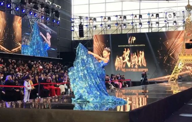 Thần th&aacute;i v&agrave; kh&iacute; chất kh&oacute; tin của em họ Phạm Băng Băng: Mới 10 tuổi th&ocirc;i nhưng cả showbiz cho&aacute;ng - Ảnh 3.