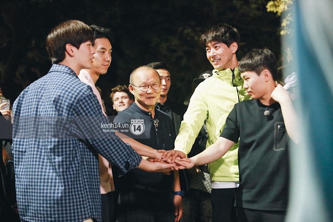 Loạt ảnh đẹp từ Hồ Gươm: T&agrave;i tử Lee Seung Gi nổi bần bật v&igrave; qu&aacute; điển trai, c&ugrave;ng d&agrave;n sao đ&igrave;nh đ&aacute;m thăm phố đi bộ b&ecirc;n HLV U23 - Ảnh 15.