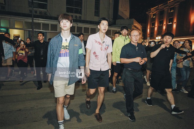 Loạt ảnh đẹp từ Hồ Gươm: Tài tử Lee Seung Gi nổi bần bật vì quá điển trai, cùng dàn sao đình đám thăm phố đi bộ bên HLV U23 - Ảnh 2.