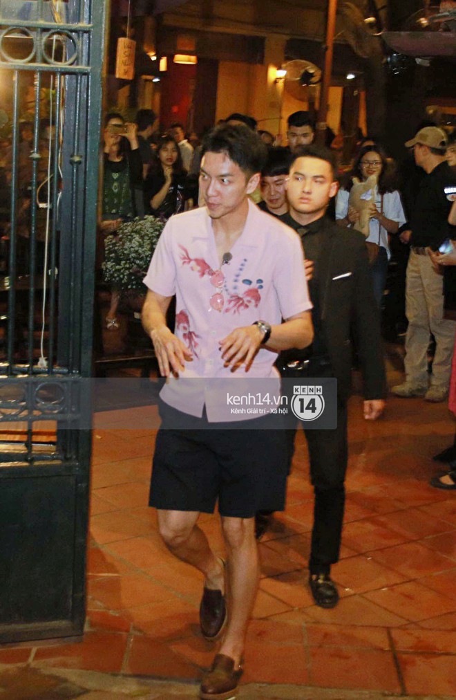 Đến nhà hàng Việt dùng bữa, tài tử Hoa du ký Lee Seung Gi, Yook Sung Jae cùng HLV U23 khó khăn thoát khỏi đám đông fan - Ảnh 3.