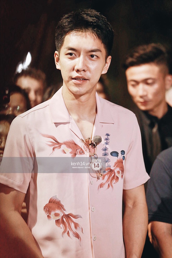 Loạt ảnh đẹp từ Hồ Gươm: T&agrave;i tử Lee Seung Gi nổi bần bật v&igrave; qu&aacute; điển trai, c&ugrave;ng d&agrave;n sao đ&igrave;nh đ&aacute;m thăm phố đi bộ b&ecirc;n HLV U23 - Ảnh 9.