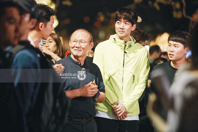 Loạt ảnh đẹp từ Hồ Gươm: Tài tử Lee Seung Gi nổi bần bật vì quá điển trai, cùng dàn sao đình đám thăm phố đi bộ bên HLV U23 - Ảnh 19.