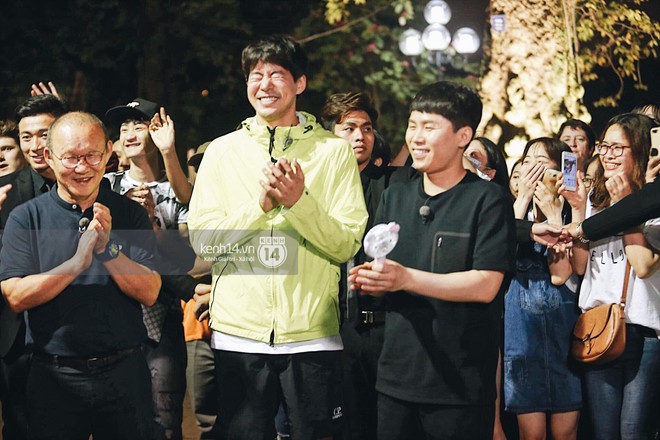 Loạt ảnh đẹp từ Hồ Gươm: Tài tử Lee Seung Gi nổi bần bật vì quá điển trai, cùng dàn sao đình đám thăm phố đi bộ bên HLV U23 - Ảnh 20.