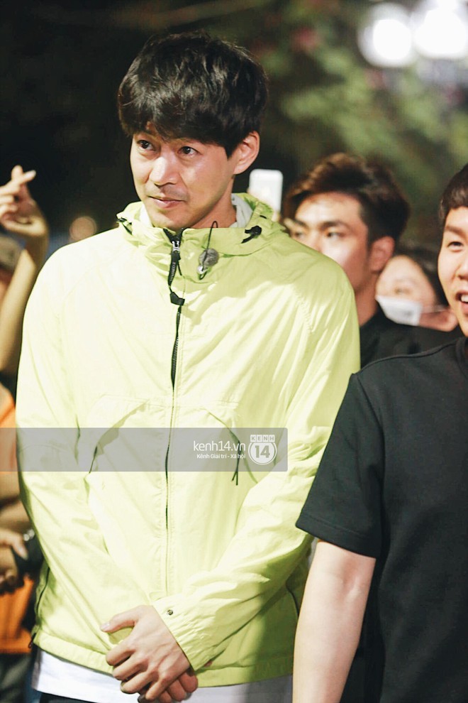Loạt ảnh đẹp từ Hồ Gươm: Tài tử Lee Seung Gi nổi bần bật vì quá điển trai, cùng dàn sao đình đám thăm phố đi bộ bên HLV U23 - Ảnh 12.