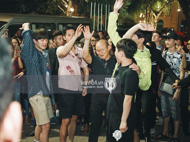Loạt ảnh đẹp từ Hồ Gươm: Tài tử Lee Seung Gi nổi bần bật vì quá điển trai, cùng dàn sao đình đám thăm phố đi bộ bên HLV U23 - Ảnh 17.