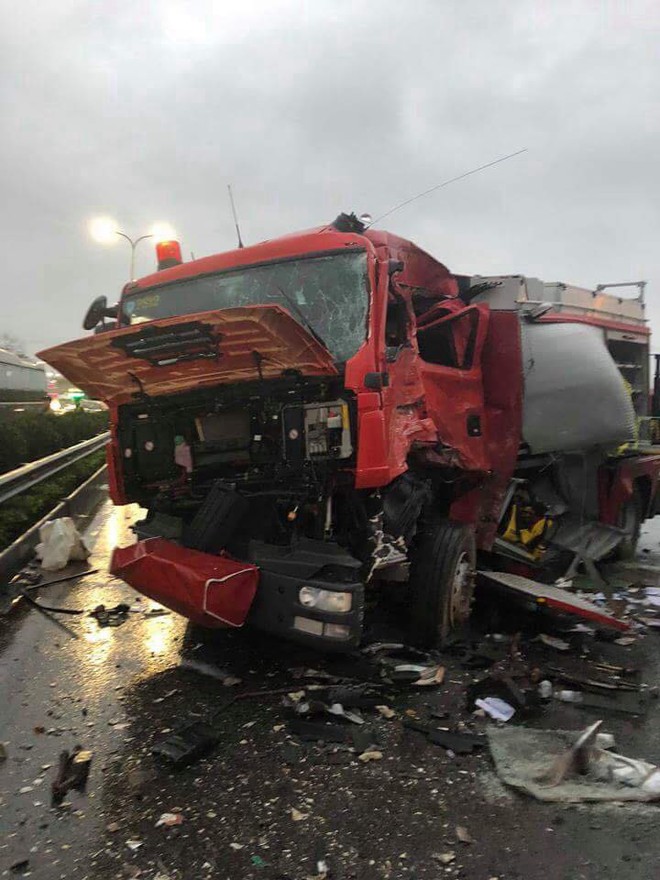 Clip vụ va chạm kinh hoàng giữa xe cứu hỏa và xe khách trên cao tốc Pháp Vân - Ảnh 2.