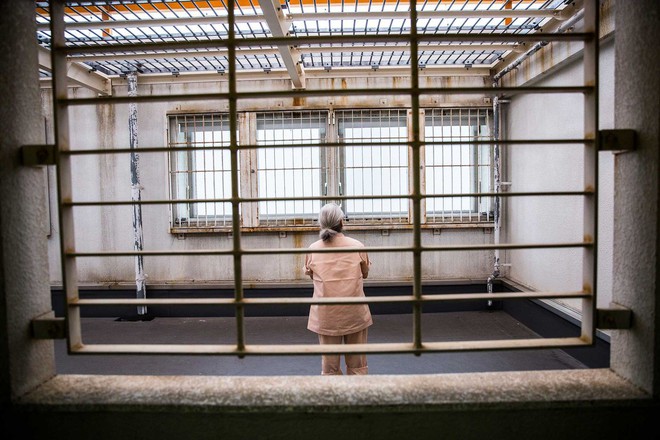 Cố tình phạm tội để ngồi tù: Sự thật đằng sau câu chuyện buồn về những tội phạm cao tuổi cô đơn ở Nhật Bản - Ảnh 1.