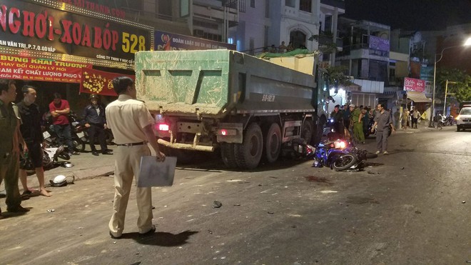 Hiện trường vụ xe ben mất lái gây tai nạn kinh hoàng ở Sài Gòn: Nhiều nạn nhân cùng mảnh vỡ xe máy nằm la liệt trên đường - Ảnh 1.