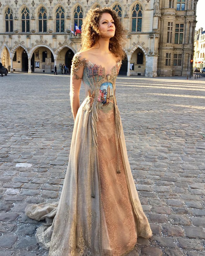 Chiêm ngưỡng những bộ váy dạ hội lồng lộn được tạo nên từ nguyên liệu tái chế - Ảnh 3.