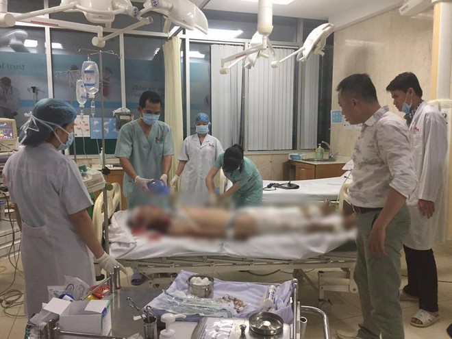 Xe ben mất l&aacute;i g&acirc;y tai nạn kinh ho&agrave;ng ở S&agrave;i G&ograve;n, &iacute;t nhất 3 xe m&aacute;y bị cuốn v&agrave;o gầm, nhiều người thương vong - Ảnh 12.