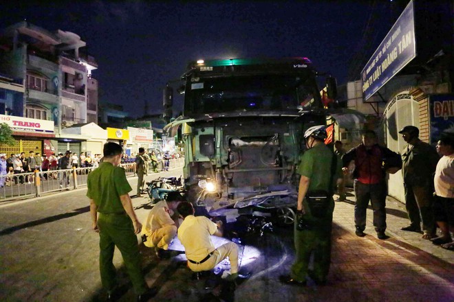 Hiện trường vụ xe ben mất lái gây tai nạn kinh hoàng ở Sài Gòn: Nhiều nạn nhân cùng mảnh vỡ xe máy nằm la liệt trên đường - Ảnh 10.