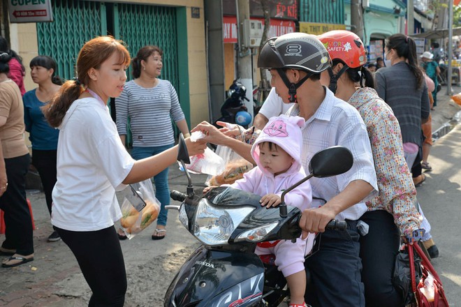 Rằm tháng giêng, Bình Dương có lễ hội gì kì cục: Không bán, toàn cho! - Ảnh 9.