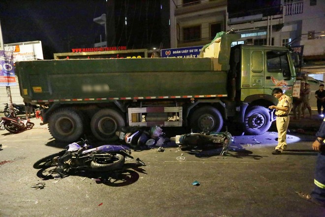 Hiện trường vụ xe ben mất lái gây tai nạn kinh hoàng ở Sài Gòn: Nhiều nạn nhân cùng mảnh vỡ xe máy nằm la liệt trên đường - Ảnh 9.