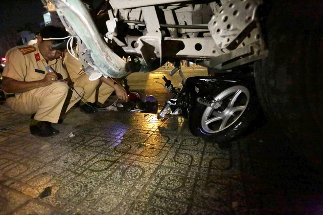 Hiện trường vụ xe ben mất lái gây tai nạn kinh hoàng ở Sài Gòn: Nhiều nạn nhân cùng mảnh vỡ xe máy nằm la liệt trên đường - Ảnh 11.