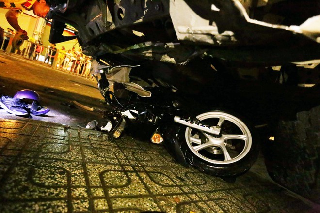 Hiện trường vụ xe ben mất lái gây tai nạn kinh hoàng ở Sài Gòn: Nhiều nạn nhân cùng mảnh vỡ xe máy nằm la liệt trên đường - Ảnh 12.