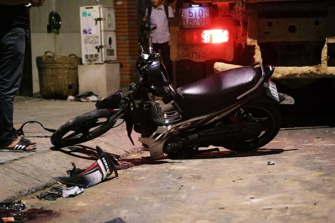 Hiện trường vụ xe ben mất lái gây tai nạn kinh hoàng ở Sài Gòn: Nhiều nạn nhân cùng mảnh vỡ xe máy nằm la liệt trên đường - Ảnh 13.