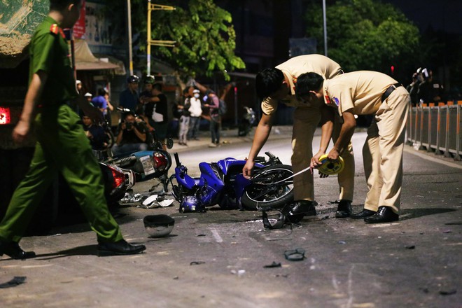 Hiện trường vụ xe ben mất lái gây tai nạn kinh hoàng ở Sài Gòn: Nhiều nạn nhân cùng mảnh vỡ xe máy nằm la liệt trên đường - Ảnh 14.