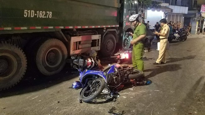 Hiện trường vụ xe ben mất lái gây tai nạn kinh hoàng ở Sài Gòn: Nhiều nạn nhân cùng mảnh vỡ xe máy nằm la liệt trên đường - Ảnh 2.