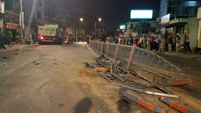 Hiện trường vụ xe ben mất lái gây tai nạn kinh hoàng ở Sài Gòn: Nhiều nạn nhân cùng mảnh vỡ xe máy nằm la liệt trên đường - Ảnh 7.