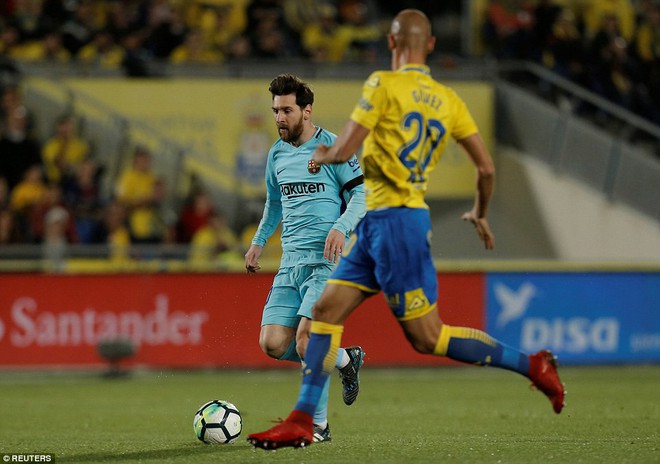 Messi lập tuyệt phẩm s&uacute;t phạt chưa đủ gi&uacute;p Barca c&oacute; 3 điểm - Ảnh 5.