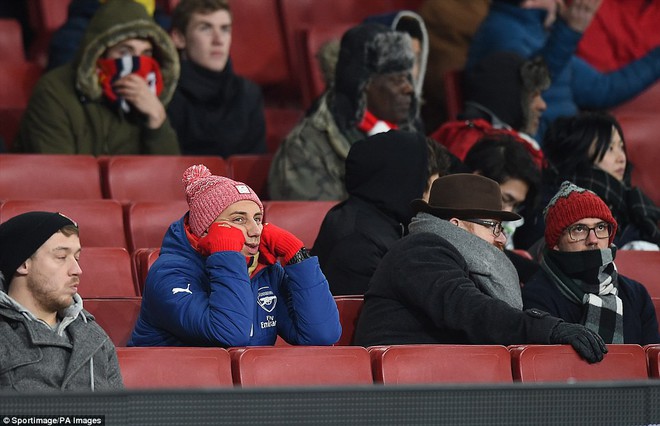 Fan Arsenal đòi Wenger từ chức ngay lập tức sau 2 trận thua muối mặt trước Man City - Ảnh 8.