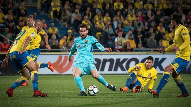 Messi lập tuyệt phẩm s&uacute;t phạt chưa đủ gi&uacute;p Barca c&oacute; 3 điểm - Ảnh 3.