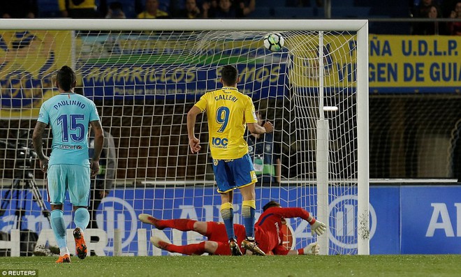 Messi lập tuyệt phẩm s&uacute;t phạt chưa đủ gi&uacute;p Barca c&oacute; 3 điểm - Ảnh 8.