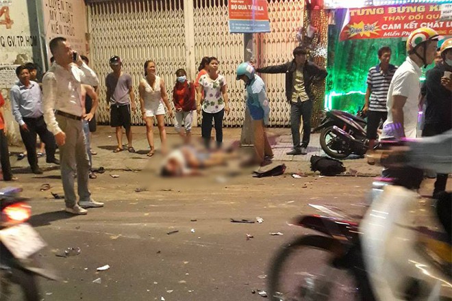 Hiện trường vụ xe ben mất lái gây tai nạn kinh hoàng ở Sài Gòn: Nhiều nạn nhân cùng mảnh vỡ xe máy nằm la liệt trên đường - Ảnh 3.