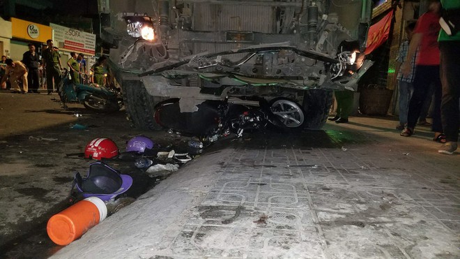 Hiện trường vụ xe ben mất lái gây tai nạn kinh hoàng ở Sài Gòn: Nhiều nạn nhân cùng mảnh vỡ xe máy nằm la liệt trên đường - Ảnh 5.