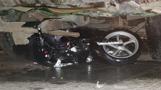 Hiện trường vụ xe ben mất lái gây tai nạn kinh hoàng ở Sài Gòn: Nhiều nạn nhân cùng mảnh vỡ xe máy nằm la liệt trên đường - Ảnh 4.