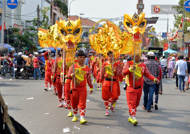 Chùm ảnh: Hàng chục nghìn người chen chúc dưới cái nắng 35 độ để xem lễ rước Bà ở Bình Dương - Ảnh 3.