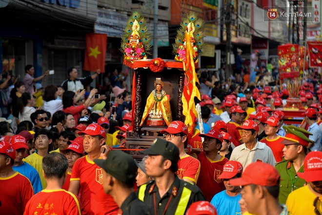 Chùm ảnh: Hàng chục nghìn người chen chúc dưới cái nắng 35 độ để xem lễ rước Bà ở Bình Dương - Ảnh 7.