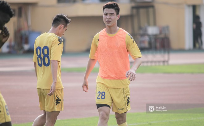 Đỗ Duy Mạnh mướt mải mồ h&ocirc;i, lu&ocirc;n nở nụ cười tươi đốn tim fan nữ - Ảnh 6.