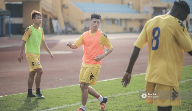 Đỗ Duy Mạnh mướt mải mồ h&ocirc;i, lu&ocirc;n nở nụ cười tươi đốn tim fan nữ - Ảnh 9.