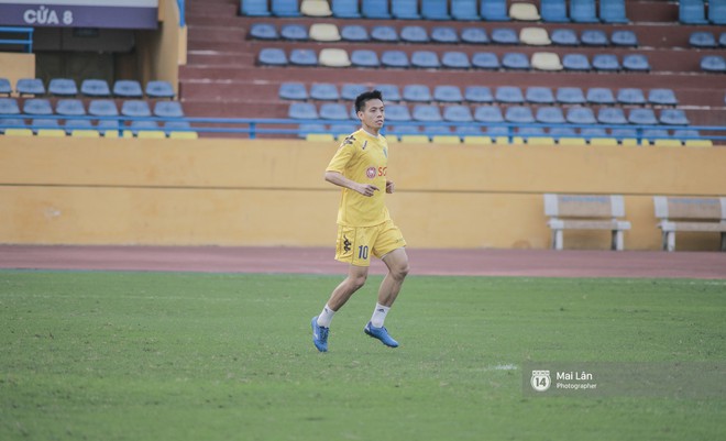 Đỗ Duy Mạnh mướt mải mồ h&ocirc;i, lu&ocirc;n nở nụ cười tươi đốn tim fan nữ - Ảnh 16.